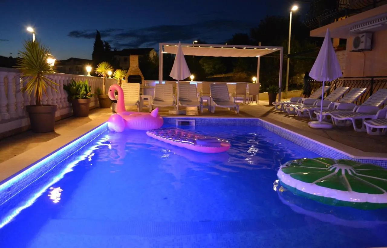 Apartments Curic Trogir 0*,