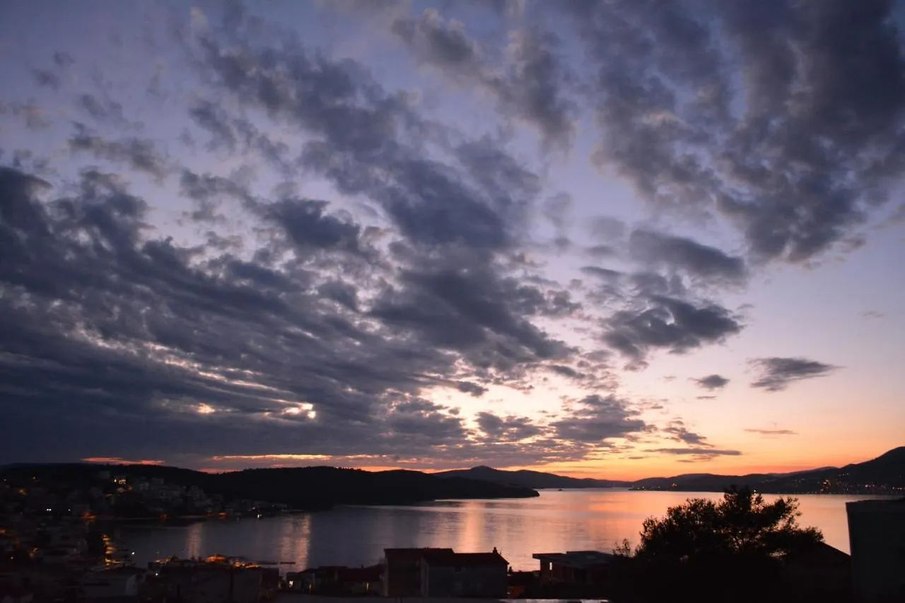 Apartments Curic Trogir 0*,