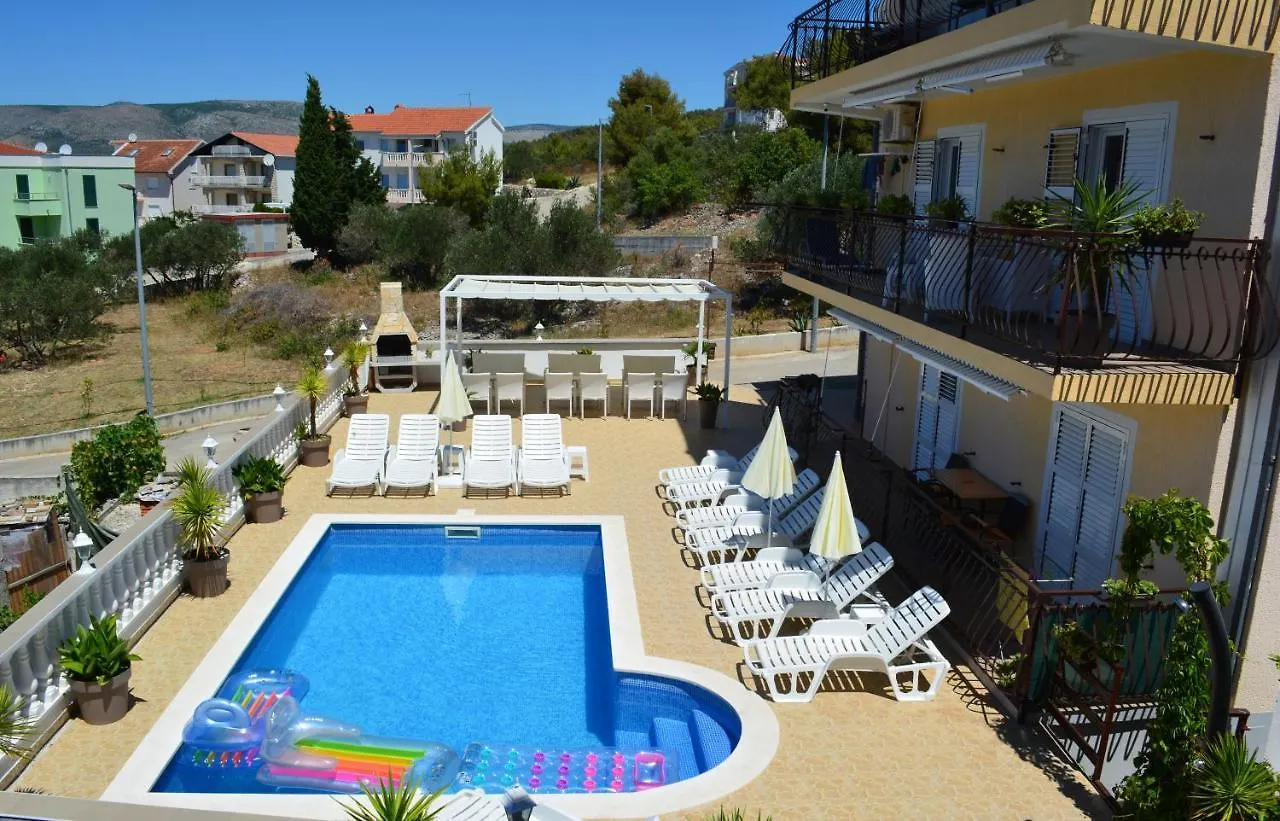Apartments Curic Trogir 0*,