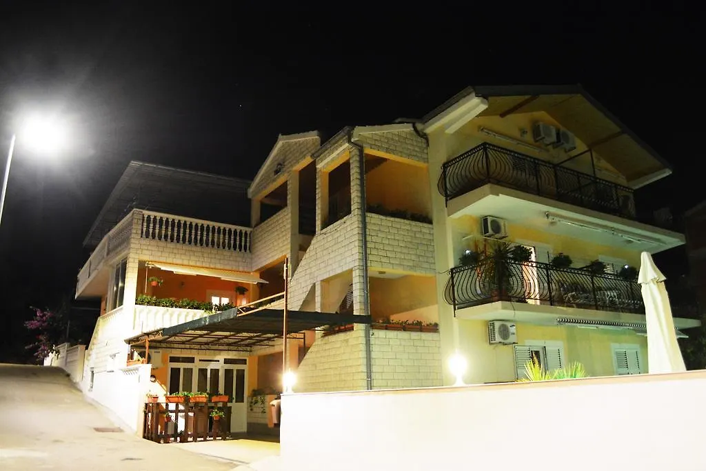 Apartments Curic Trogir 0*,